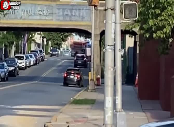 Video :Who has the right-of-way at a crossroads with two fire trucks